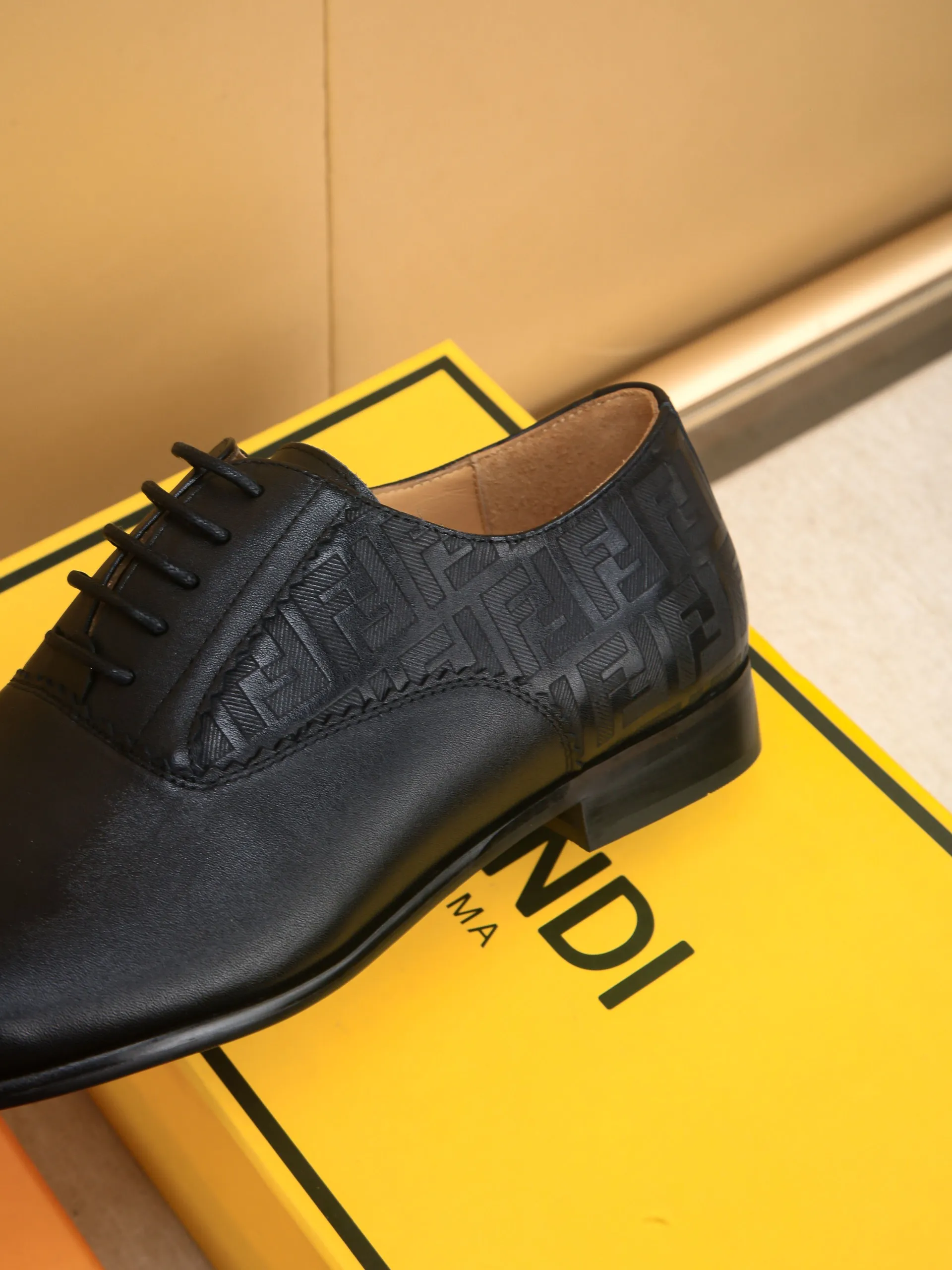 Men's shoes💰460 🕷🕷【FENDI】The latest men's formal leather shoes🇨🇳Classic series not to be missed💯The first layer is made of imported first-layer cowhide☘Original quality, the leather is smooth and delicate🎋Awesome version, perfect streamlined outline🍇🐮Leather lining, code number 39-44...(customized at 38.45.46.47)